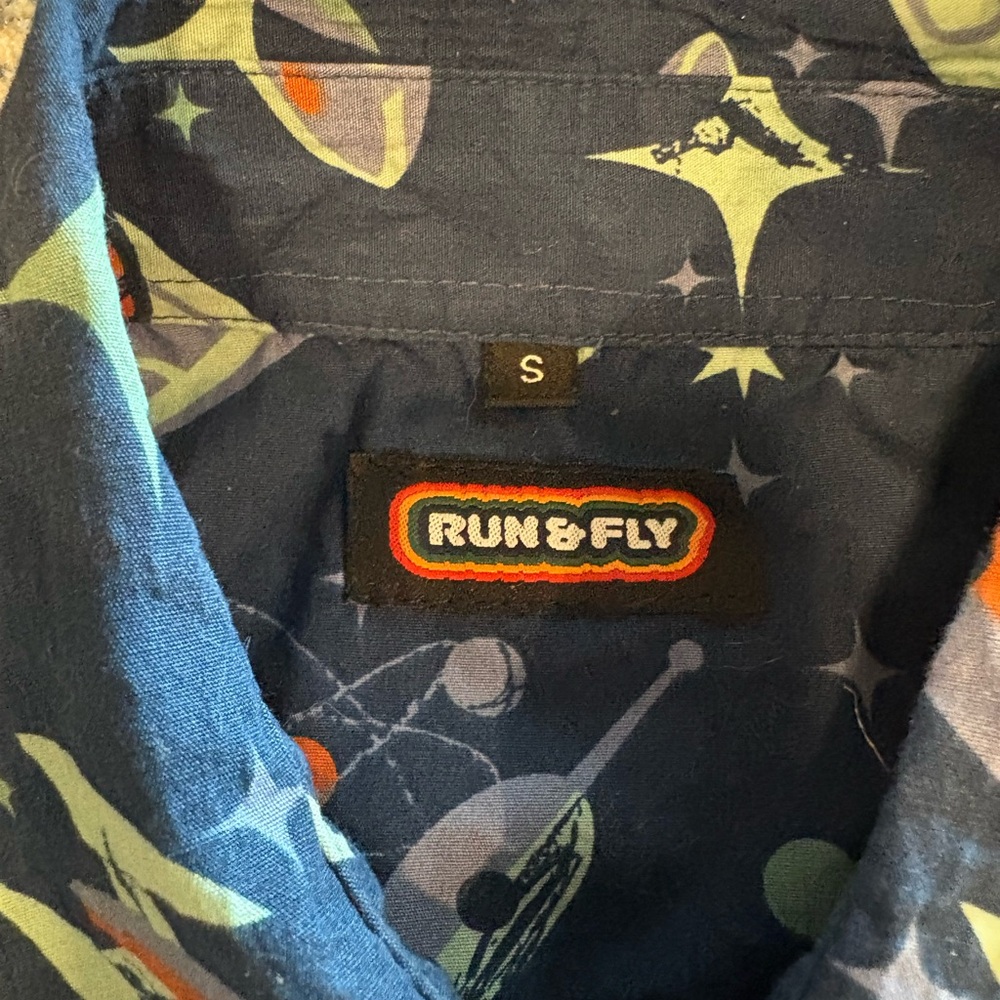 Run and Fly button down - Picture 2 of 4